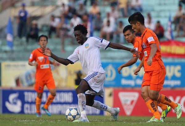 Tiền đạo Patiyo Tambwe (áo trắng), Vua phá lưới V.League 2015