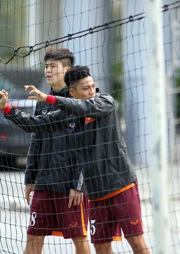 Duy Mạnh và Lâm Ti Phông quan sát các đồng đội tập luyện
