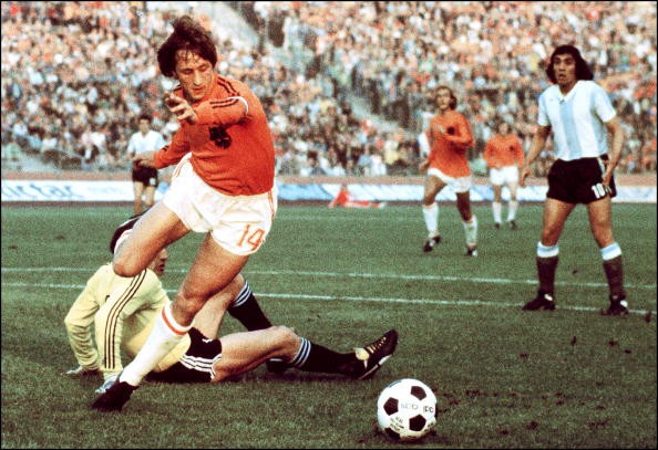 Johan Cruyff là một trong những danh thủ vĩ đại nhất mọi thời
