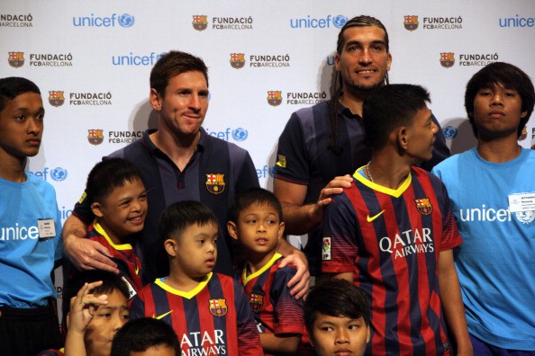 Messi chụp ảnh cùng các em nhỏ năm 2011
