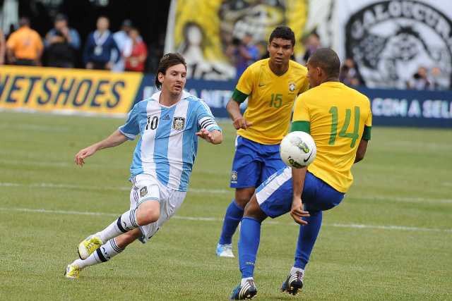 Sau Diego Maradona, cả đội Brazil phải chịu thua tài năng của Messi