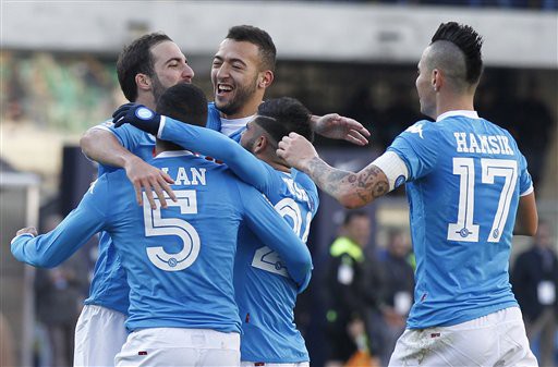 Napoli cũng hưởng niềm vui với chiến thắng 3-0 trước Hellas
