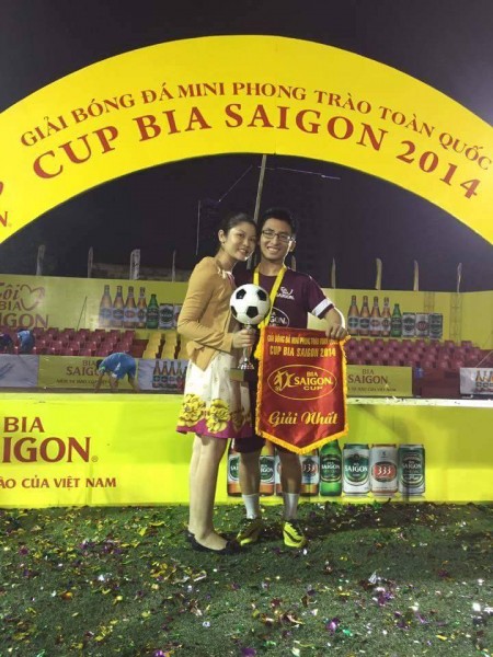 Đồng và vợ tại cup Bia Sài Gòn 2014