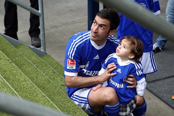 Chỉ gắn bó với Schalke 04 có 2 mùa giải, nhưng Raul sẽ mãi ở trong trái tim NHM