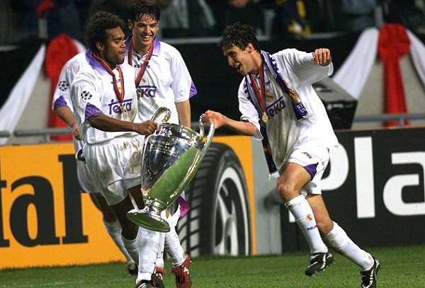 Raul ăn mừng chức vô địch Champions League 1998, ngoài ra anh còn vô địch 2 lần vào các năm 2000 và 2002