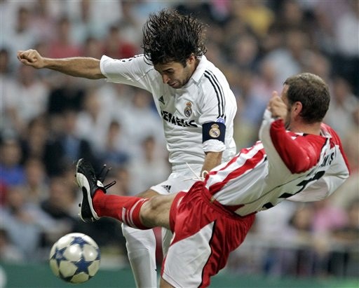 2005, Raul đi vào lịch sử khi trở thành cầu thủ đầu tiên ghi 50 bàn tại Champions League