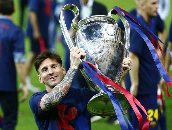 Messi nâng cao danh hiệu Champions League sau khi Barca của anh đánh bại Juventus trong trận chung kết với tỷ số 3-1.