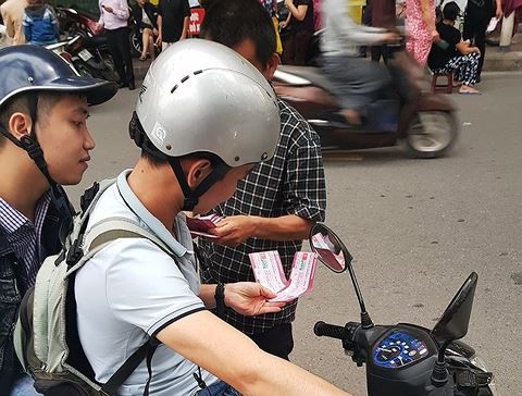 hình ảnh: NHM tìm đến ''chợ đen'' để mua vé xem nội chiến U23 Việt Nam.
