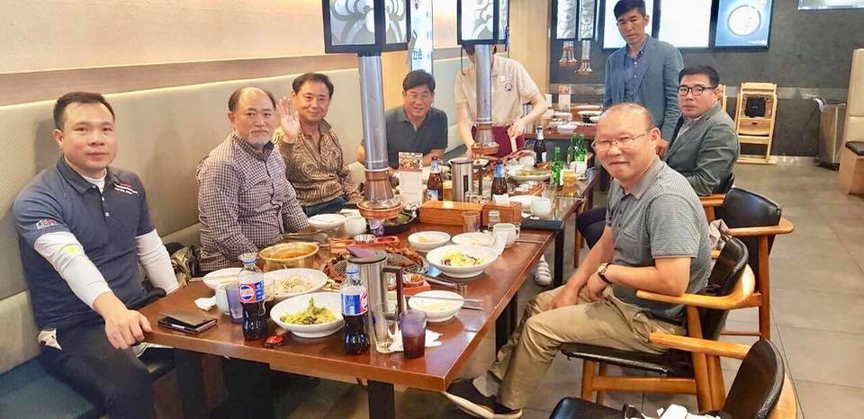 hình ảnh: HLV Park Hang Seo dùng bữa tối với các thành viên ĐT bắn súng Việt Nam.