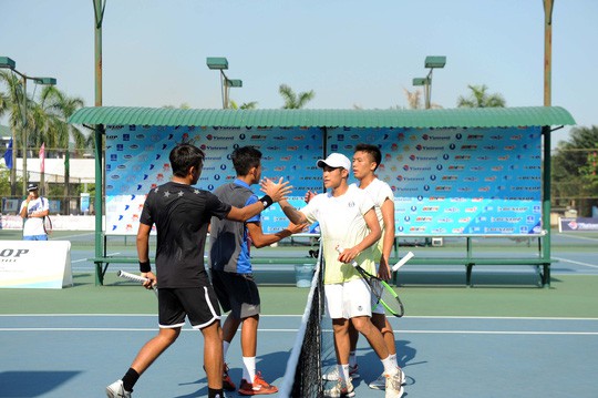 hình ảnh: Hoàng Nam và Văn Phương bắt tay đối thủ sau khi trận đấu kết thúc.