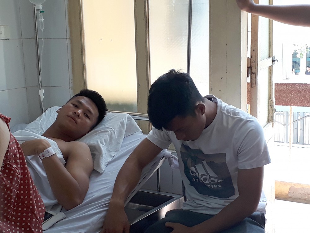 hình ảnh: Huỳnh Tấn Tài đến thăm hỏi, xin lỗi Văn Hào tại bệnh viện 108.