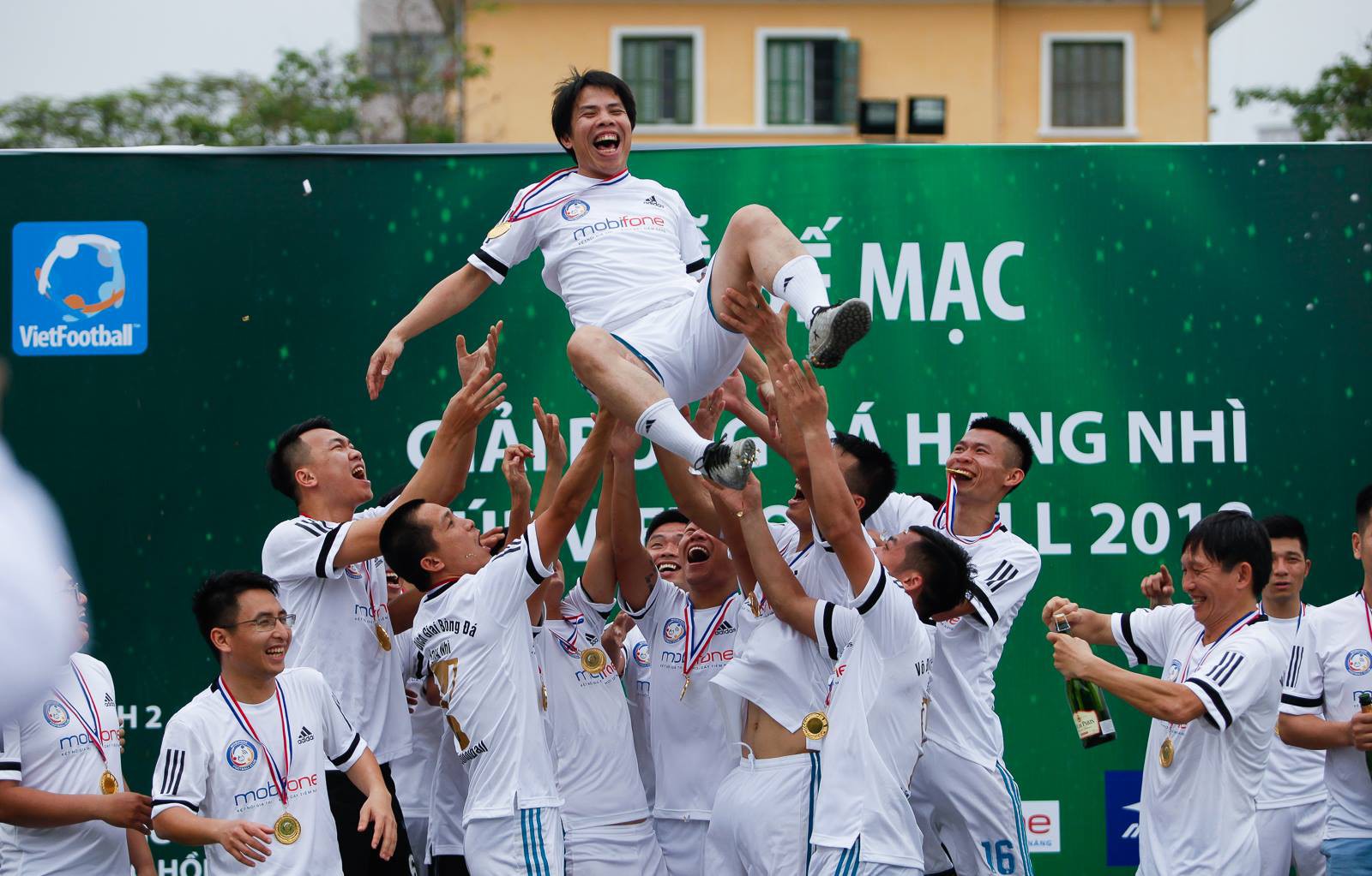 hình ảnh: Các cầu thủ Mobifone ăn mừng chức vô địch hạng Nhì - Cúp Vietfootball 2018.