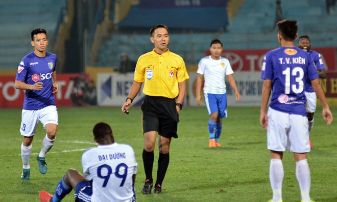 Hình ảnh: Trọng tài Phumarin Kamruen được VPF mời làm nhiệm vụ bắt chính trong trận Hà Nội-Quảng Nam tại vòng 25 V-League 2017.