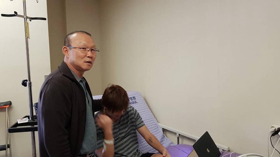 hình ảnh: HLV Park Hang Seo ân cần hỏi thăm và động viên Tuấn Anh tại bệnh Việt Wooridul.