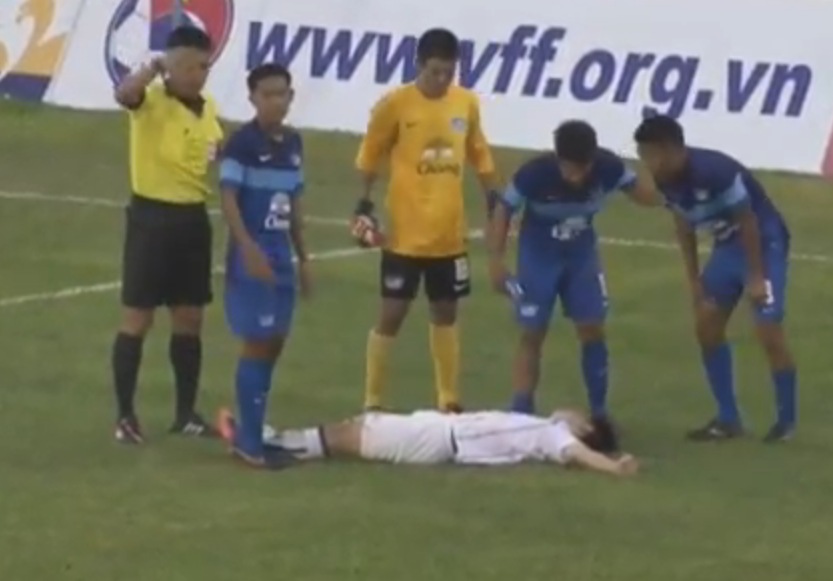 hình ảnh: Cầu thủ Sawada Daiya của U19 Moito Hollyhock nằm bất tỉnh trên sân.