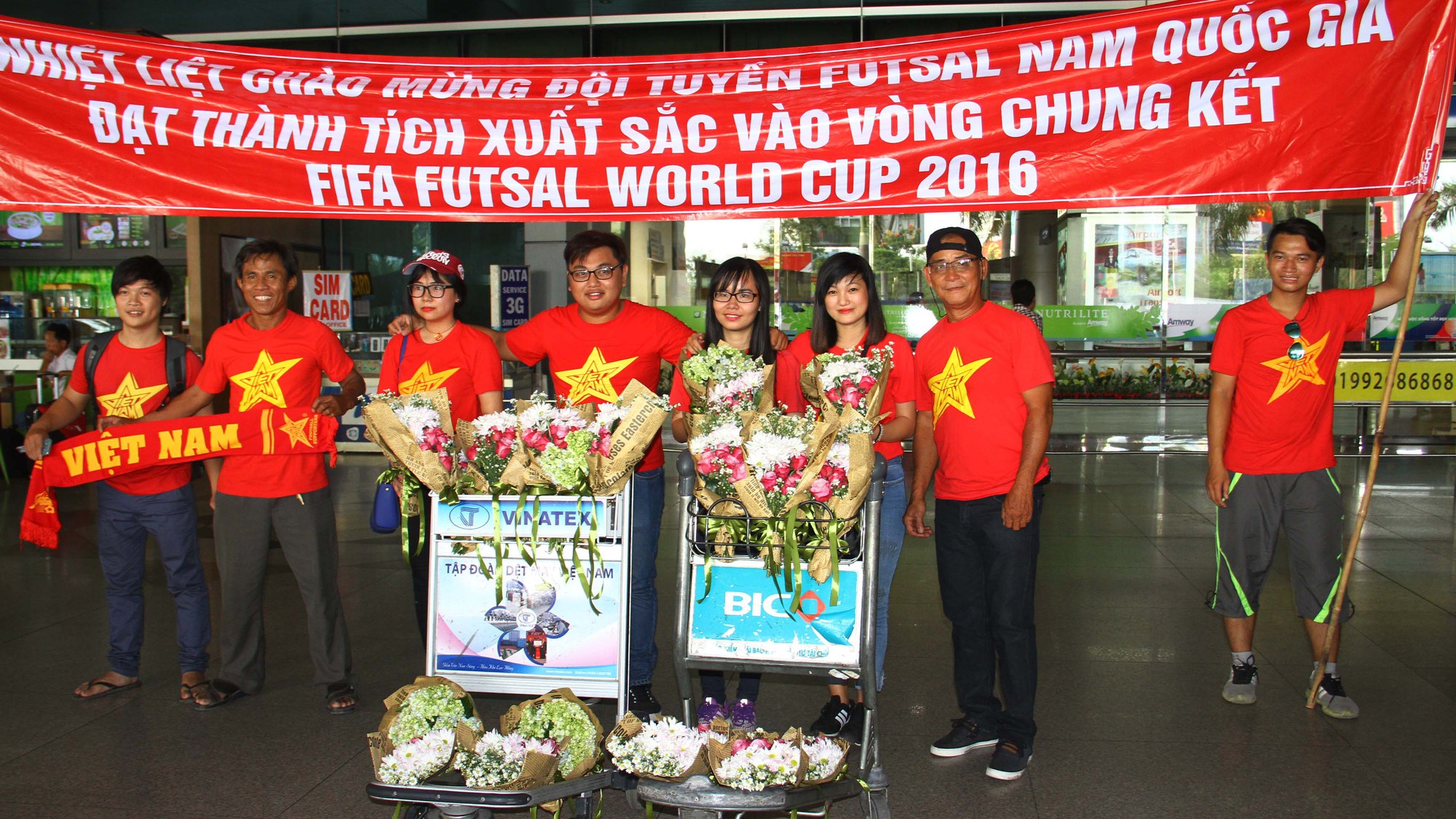 ĐT Futsal VN được chào đón nồng nhiệt tại sân bay Tân Sơn Nhất
