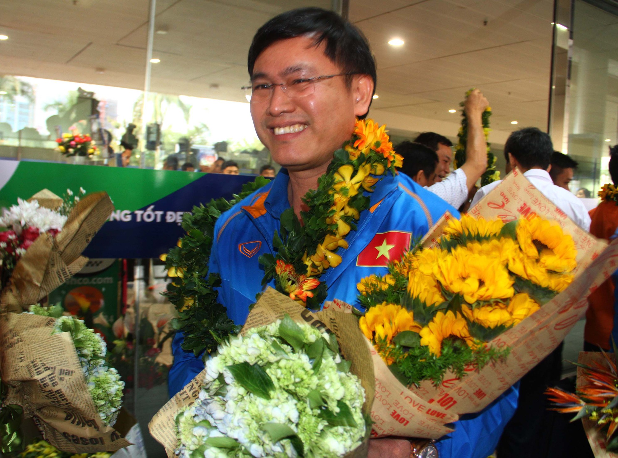 ĐT Futsal VN được chào đón nồng nhiệt tại sân bay Tân Sơn Nhất