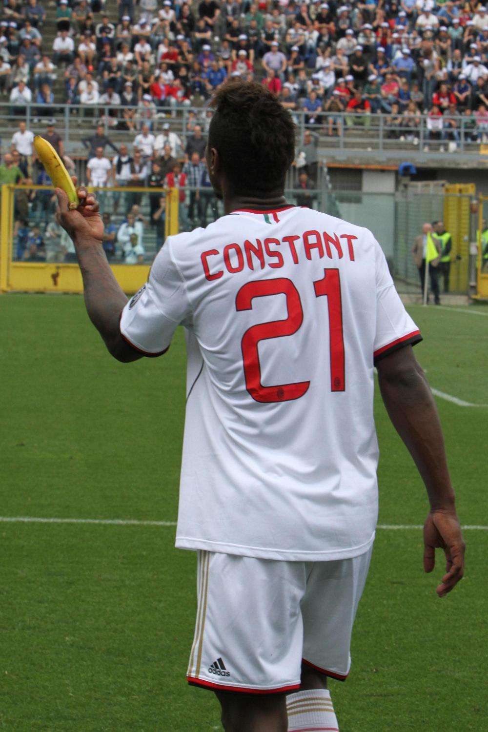 Calcio:Atalanta-Milan, da spalti banana a Constant