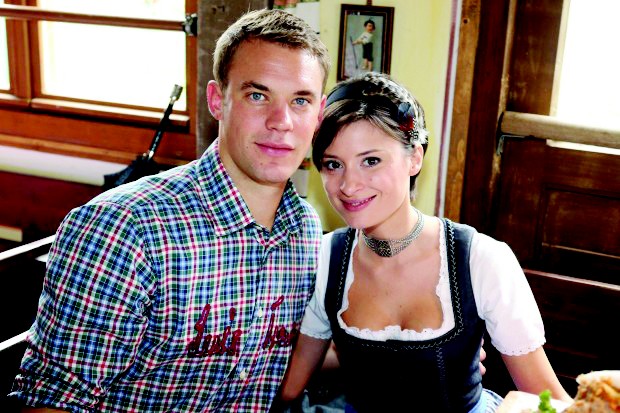 FUSSBALL-1-BUNDESLIGA-Daniel-van-Buyten-mit-seiner-Frau-Celine copy