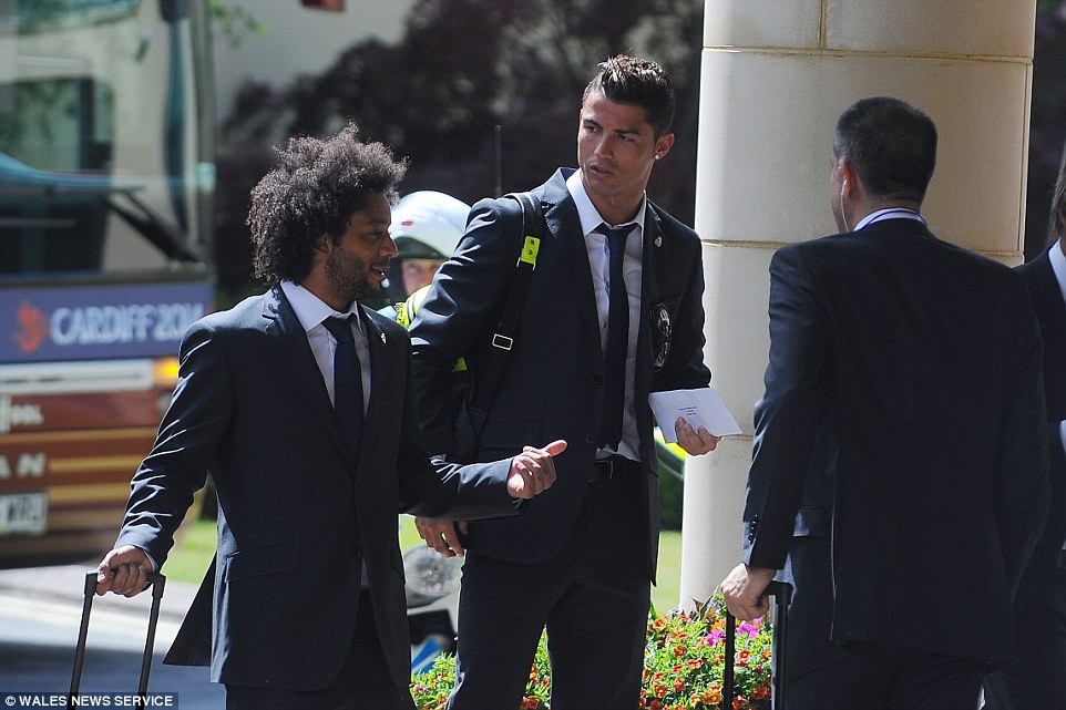 1407761682391_wps_13_The_Real_Madrid_team_arri