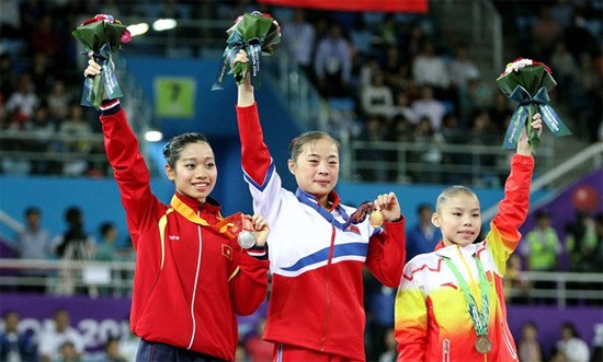 Hà Thanh trên mục nhận huy chương (trái)