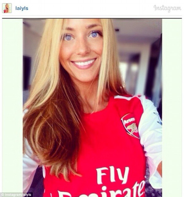 Lala Grassi, bạn gái của Sanchez, vui vẻ chụp hình khoe việc người yêu sắp tới Arsenal. 