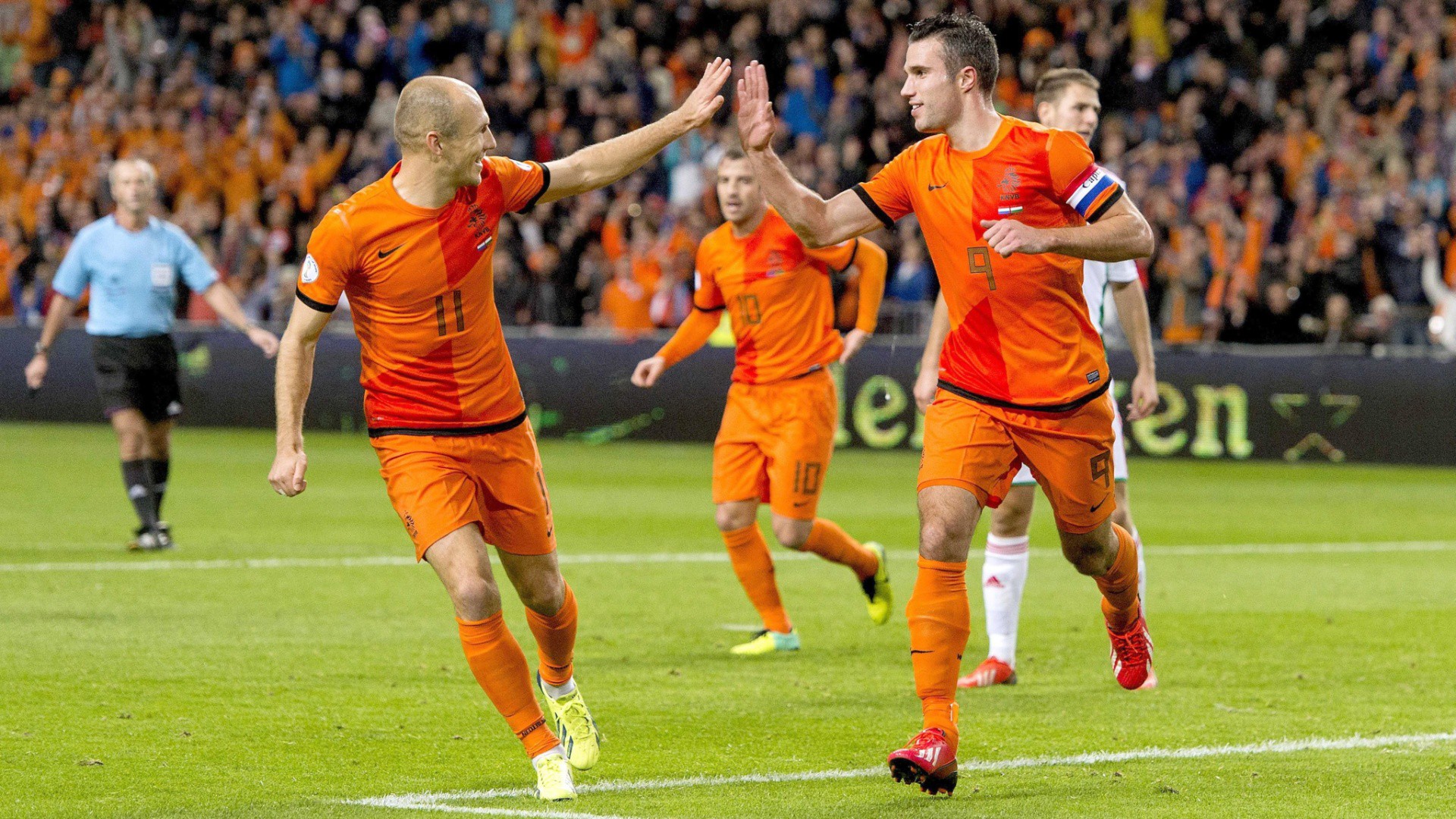 robben-e-van-persie-comemoram-gol-da-holanda-durante-eliminatorias-da-copa-1400548805773_1920x1080