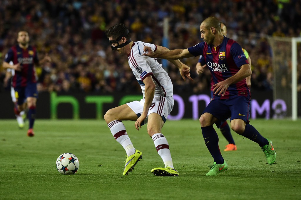 Bayern Munich's Polish forward Robert Lewandowski (L) vies with Barcelona's Argentinian defender Javier Mascherano during the UEFA Champions League football match FC Barcelona vs FC Bayern Muenchen at the Camp Nou stadium in Barcelona on May 6, 2015. AFP PHOTO/ PIERRE-PHILIPPE MARCOU