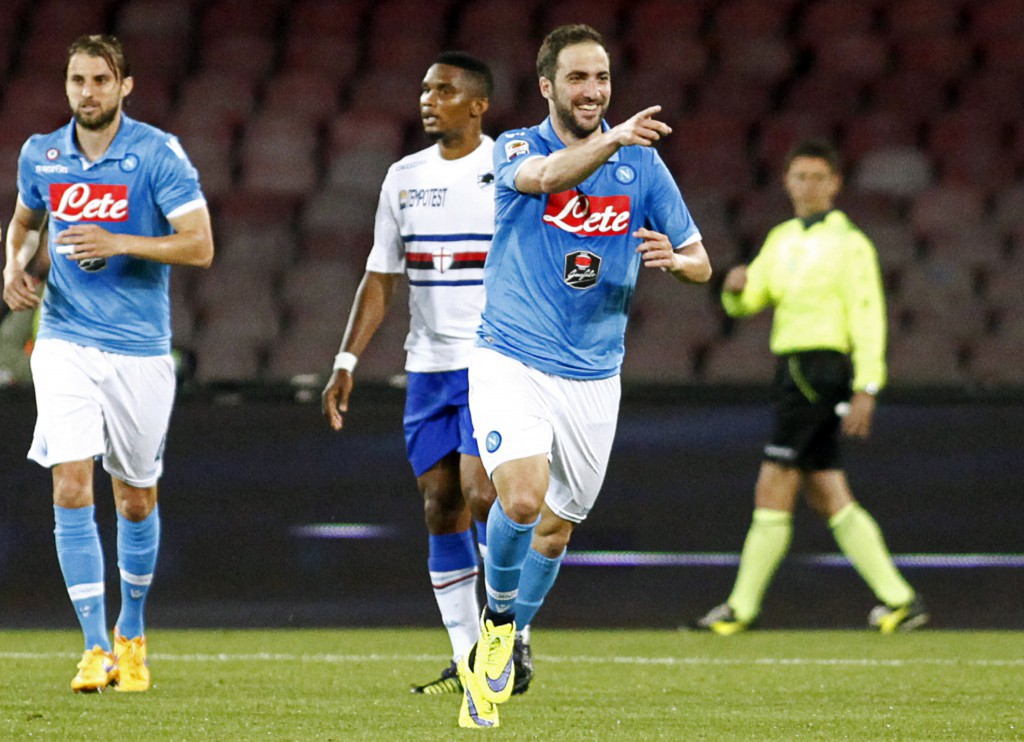Napoli's French-Argentinian forward Gonzalo Higuain (R) celebrates after scoring a goal  during the Italian Serie A football match between SSC Napoli and UC Sampdoria on April 26, 2015 at the San Paolo stadium in Naples. AFP PHOTO / CARLO HERMANN