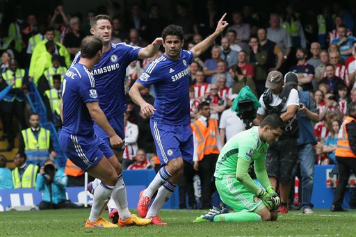 Diego Costa ăn mừng cùng đồng đội ở trận thắng 3-1 của Chelsea trước Sunderland trong ngày chính thức lên ngôi