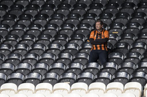 ...và cổ động viên Hull City là những điểm nhấn trong trận đấu cuối cùng tiễn "Những chú hổ" xuống hạng