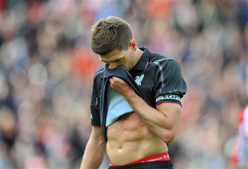 ...là nỗi buồn mênh mang của Steven Gerrard khi đội nhà thua trận đến 1-6 trước Stoke City trong trận đấu cuối cùng của người đội trưởng huyền thoại của sân Anfield, mất luôn vị trí thứ 5 chung cuộc