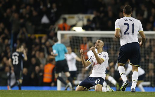 Ở phía bên kia, là niềm vui của các cầu thủ Tottenham sau trận thắng 2-0, chiếm vị trí của Liverpool trên bảng xếp hạng
