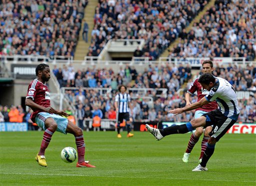 Tại St. James' Park, với 2 bàn thắng giúp đội nhà vượt qua West Ham, Newcastle chính thức trụ hạng