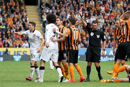 Trên sân Kingston của Hull City, chiếc thẻ đỏ của Fellaini...