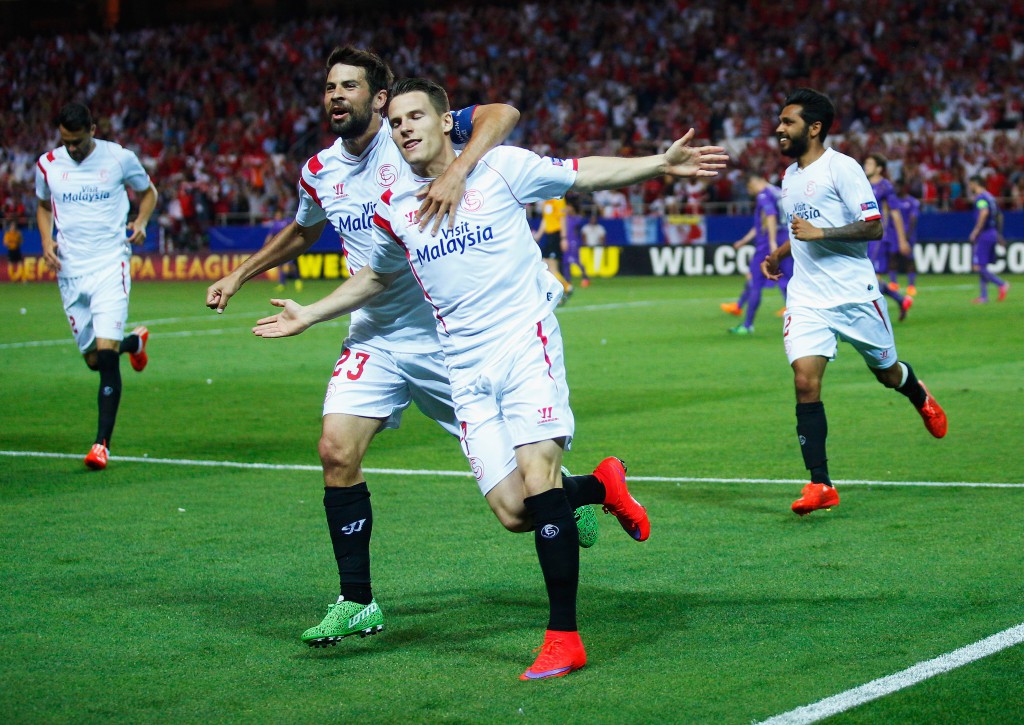 SEVILLE, SPAIN - MAY 07:  Kevin Gameiro of Sevilla celebrates scoring his team's third goal with team mate Coke of Sevilla during the UEFA Europa League Semi Final first leg match between FC Sevilla and ACF Fiorentina at Estadio Ramon Sanchez Pizjuan on May 7, 2015 in Seville, Spain.  (Photo by Gonzalo Arroyo Moreno/Getty Images)
