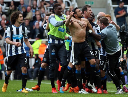 Niềm vui ngất trời của các thành viên Newcastle...