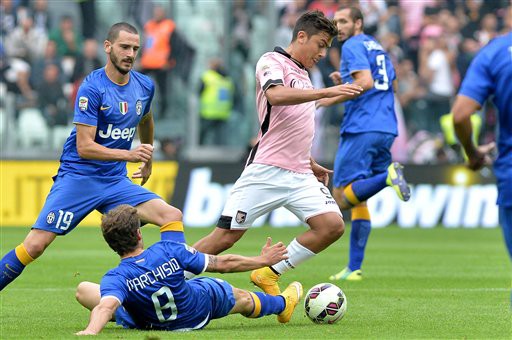 Paulo Dybala trong vòng vây của các cầu thủ Juventus