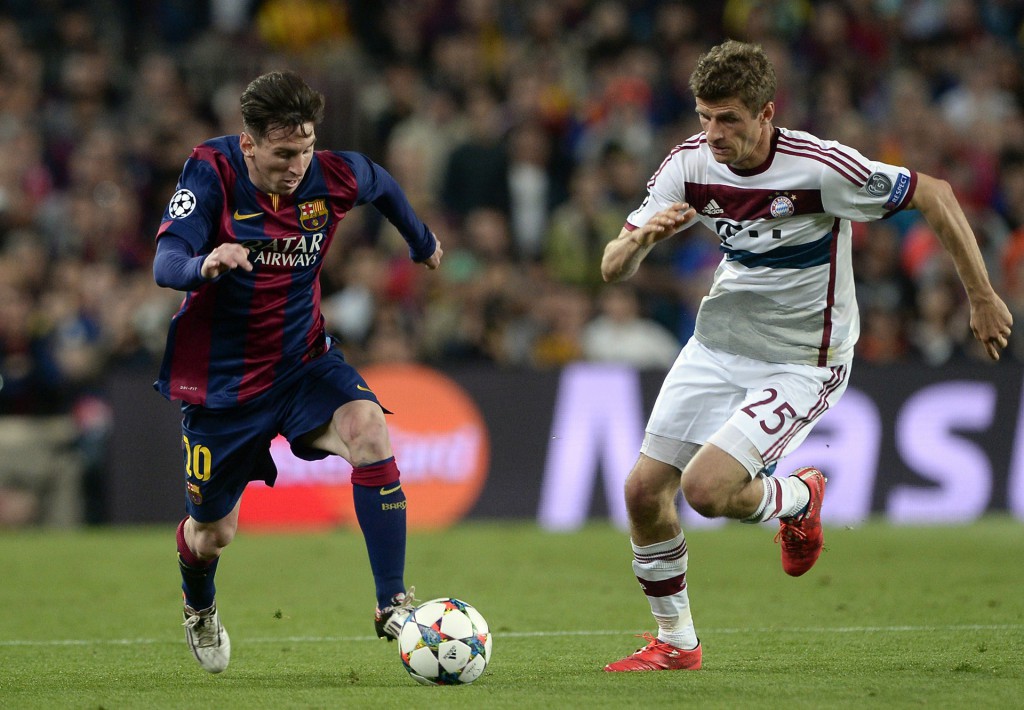 Barcelona's Argentinian forward Lionel Messi (L) vies with Bayern Munich's forward Thomas Mueller during the UEFA Champions League football match FC Barcelona vs FC Bayern Muenchen at the Camp Nou stadium in Barcelona on May 6, 2015.     AFP PHOTO / JOSEP LAGO        (Photo credit should read JOSEP LAGO/AFP/Getty Images)