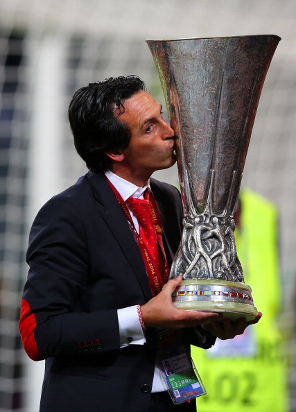 TURIN, ITALY - MAY 14:  Head Coach Unai Emery of Sevilla kisses the Europa league trophy during the UEFA Europa League Final match between Sevilla FC and SL Benfica at Juventus Stadium on May 14, 2014 in Turin, Italy.  (Photo by Clive Rose/Getty Images)