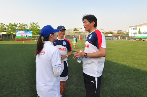 Chuyên gia Nhật Bản Masakuni Yamamoto – giám đốc kỹ thuật Trại hè bóng đá Yamaha trao đổi chuyên môn với HLV Đặng Phương Nam