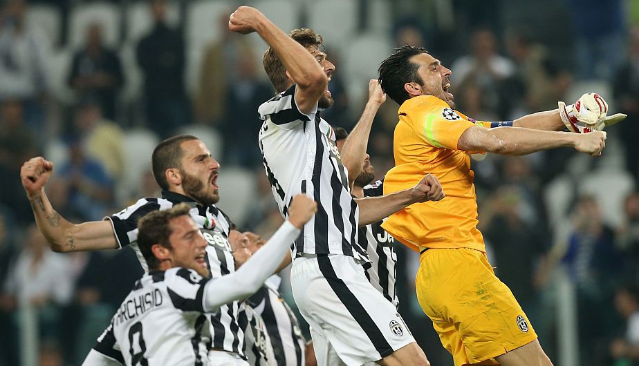 Juventus' goalkeeper and captain Gianluigi Buffon (R) celebrates with teammates after winning 2-1 the UEFA Champions League semi-final first leg football match Juventus vs Real Madrid on May 5, 2015 at the Juventus stadium in Turin.     AFP PHOTO / MARCO BERTORELLO