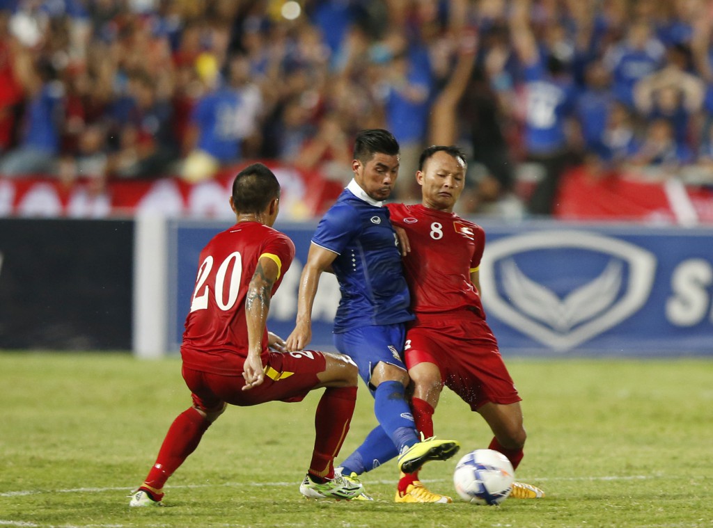 Thailand's Kroekrit Thawikan (C) fights for the ball with Vietnam's Hoang (R) and Dang Khanh Lam (L) in their group F qualifying round match for FIFA World Cup 2018 at Rajamangala National Stadium in Bangkok, Thailand, 24 May 2015.