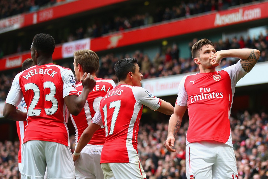 LONDON, ENGLAND - APRIL 04:  Olivier Giroud of Arsenal (R) celebrates with team mates after scoring his team's fourth goal during the Barclays Premier League match between Arsenal and Liverpool at Emirates Stadium on April 4, 2015 in London, England.  (Photo by Paul Gilham/Getty Images)