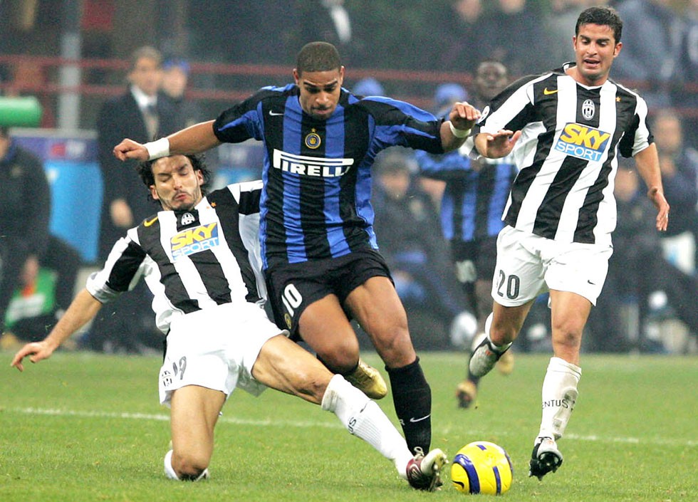 MILAN, ITALY - NOVEMBER 28:  Leite Adriano # 10 of Inter Milan fights for the ball with Gianluca Zambrotta #19 of Juventus on November 28, 2004 in Milan, Italy. (Photo by New Press/Getty Images)