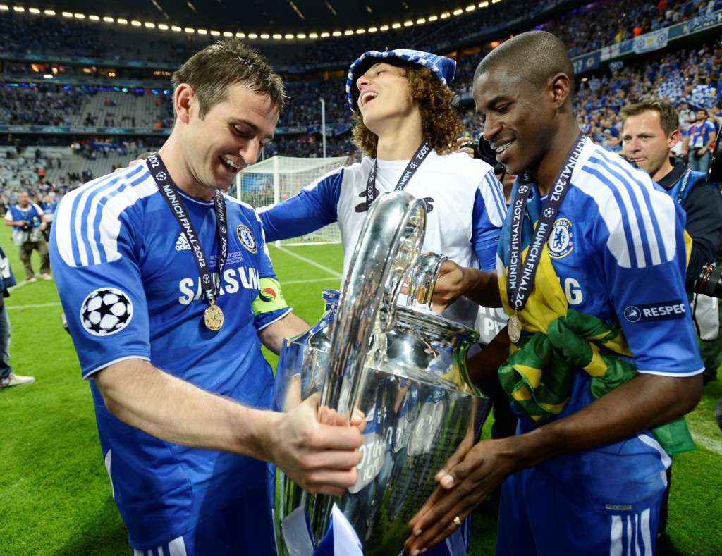 Frank Lampard, David Luiz and Ramires of Chelsea celebrate with the UEFA Champions League trophy after his team's final soccer match against Bayern Munich at the Allianz Arena in Munich, May 19, 2012. REUTERS/Dylan Martinez (GERMANY  - Tags: SPORT SOCCER)