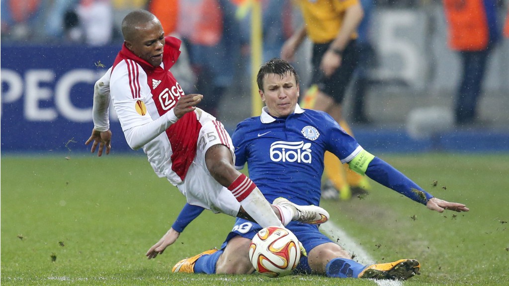 thulani-serero-ruslan-rotan-dnipro-ajax-europa-league-12032015_1wuonjoxc6qf31fywoeb97leon