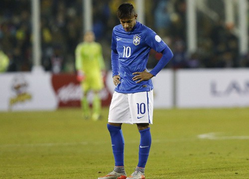 epa04805758 Brazilian striker Neymar Jr. reacts during the Copa America 2015 Group C match between Brazil and Colombia, at Estadio Monumental David Arellano in Santiago de Chile, Chile, 17 June 2015.  EPA/FELIPE TRUEBA