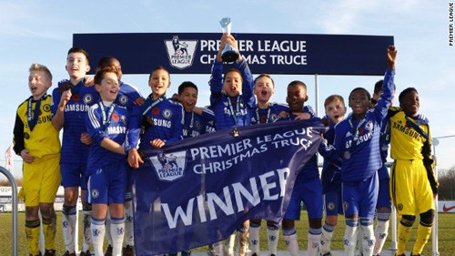 Các cầu thủ U-12 Chelsea đăng quang giải đấu Christmas Truce sau khi thắng U-12 PSG trong trận chung kết