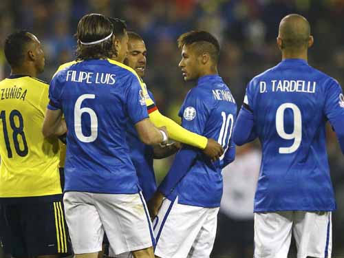 Brazil's Neymar argues with Colombia players during their first round Copa America 2015 soccer match at Estadio Monumental David Arellano in Santiago